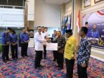 Fahrizal Darminto Salurkan Bantuan Anggota Korpri Purna Bakti