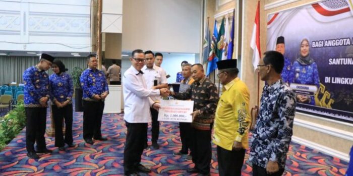 Fahrizal Darminto Salurkan Bantuan Anggota Korpri Purna Bakti