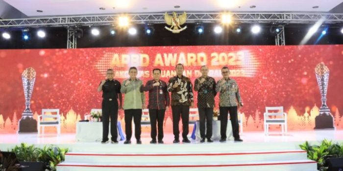 Wamendagri RI Berikan Penghargaan APBD Award pada Gubeenur Lampung 