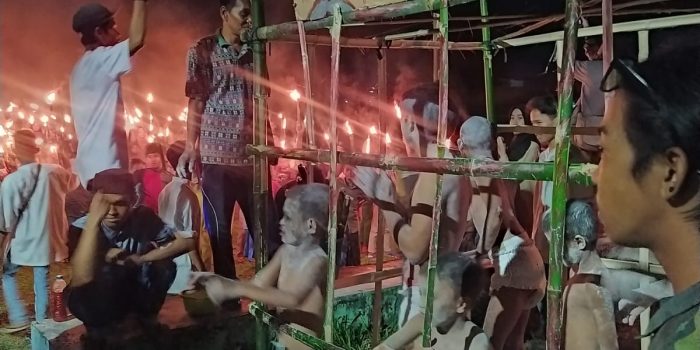Sambut Ramadhan, Warga Kurung Setan di Parit Lalang