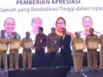 Berdedikasi Tinggi dalam Upaya Pemberantasan Korupsi, Sekda Prov Lampung Terima Penghargaan 
