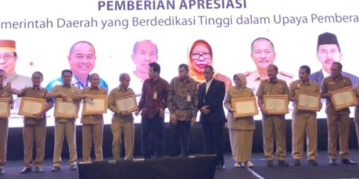 Berdedikasi Tinggi dalam Upaya Pemberantasan Korupsi, Sekda Prov Lampung Terima Penghargaan 