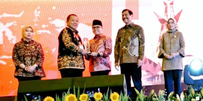 Gubernur Lampung Arinal Djunaidi Terima Penghargaan Katagori Penguatan Kebijakan SPBE