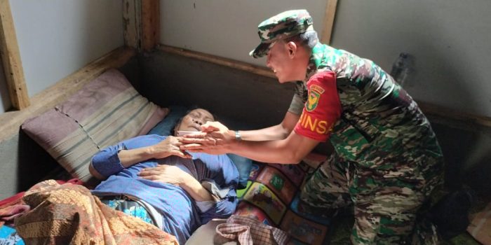 TNI Peduli, Babinsa Besuk Warga Binaan yang Sedang Sakit