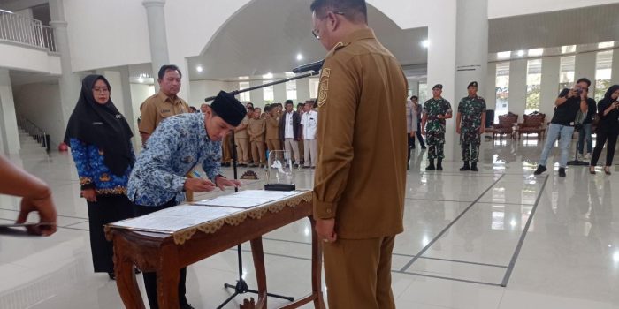 Lantik 20 Pejabat Eselon III dan IV , Riza:”Bekerjalah Sesuai Dengan Kapasitas Masing-masing “