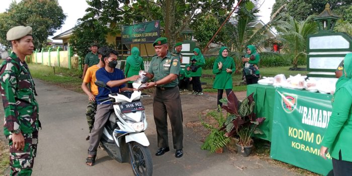 Gapai Berkah Ramadhan, Kodim 0429/Lamtim Berbagi Takjil Gratis