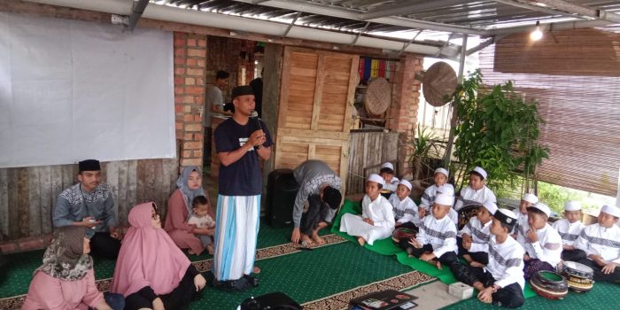 Gerakan Pemuda Desa Kace Berbagi Kebahagian Bersama dengan Anak Yatim Piatu