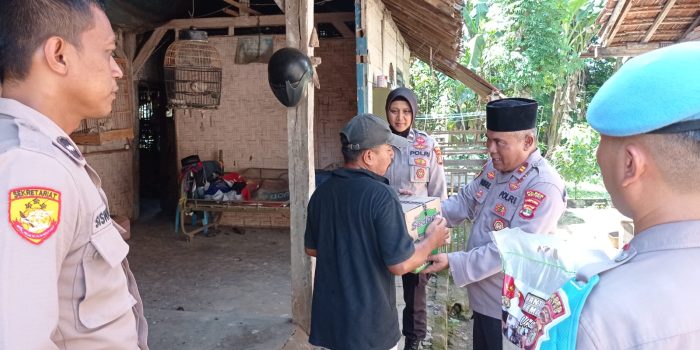 Sepanjang Ramadhan, Polres Metro Beserta Jajaran Bagikan Bansos ke Masyarakat Kurang Mampu