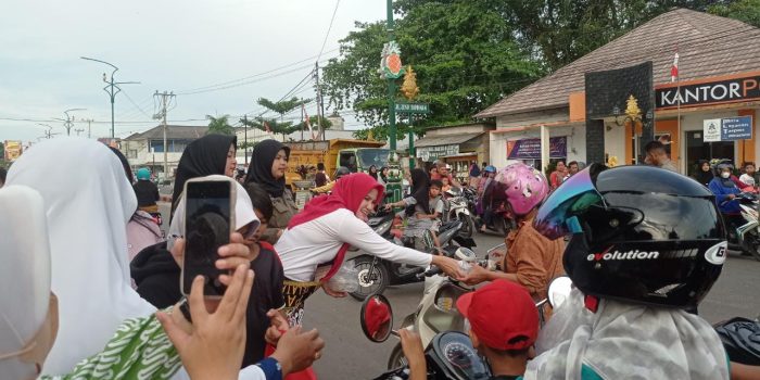 Bunda PAUD Bagikan 800 Takjil ke Masyarakat Toboali