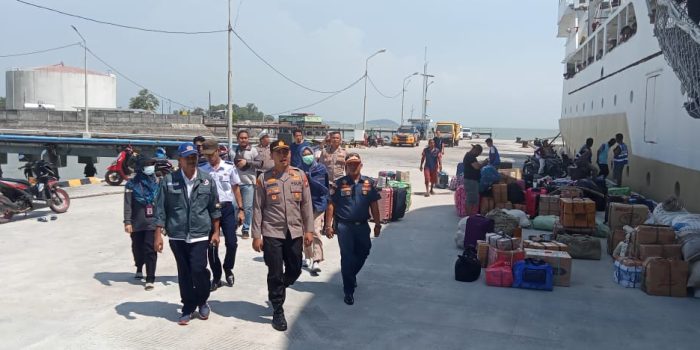 Ciptakan Kamtibmas Jelang Idul Fitri 1444 H, Polsek Belinyu Terjunkan Personilnya di Pelabuhan Belinyu