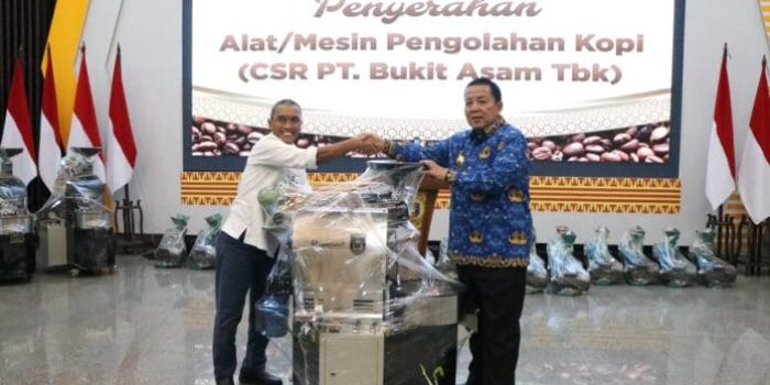 Gubernur Lampung Arinal Djunaidi Menerima Bantuan CSR dari PT Bukit Asam