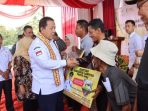 Ikuti Arahan Presiden Joko Widodo, Arinal Djunaidi Launchingkan Penyaluran Bantuan Beras di Ambarawa