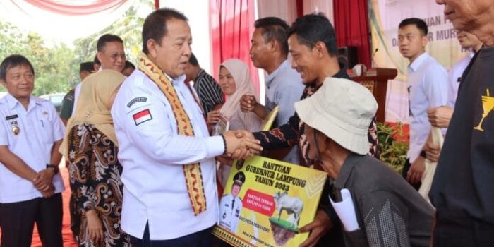 Ikuti Arahan Presiden Joko Widodo, Arinal Djunaidi Launchingkan Penyaluran Bantuan Beras di Ambarawa