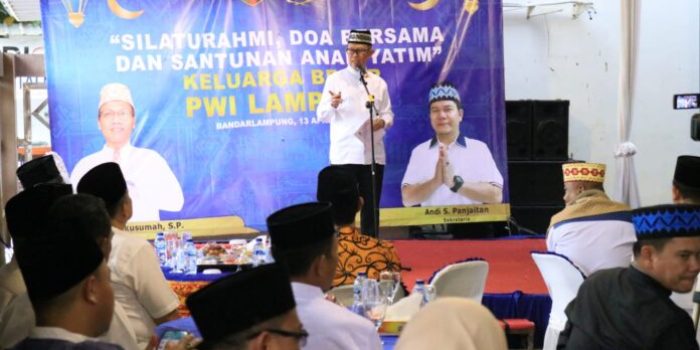 Mewakili Gubernur Lampung, Fahrizal Darminto Hadiri Berikan Santunan pada Anak Yatim di PWI Provinsi 