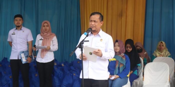 Mewakili Sekdaprov Lampung, Senen Mustakim Asisten Administrasi Umum Buka Acara Pembagian Paket Sembako 