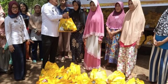 Jelang Hari Raya Idul Fitri 1444 H, Arinal Djunaidi Serahkan Bantuan Sembako 