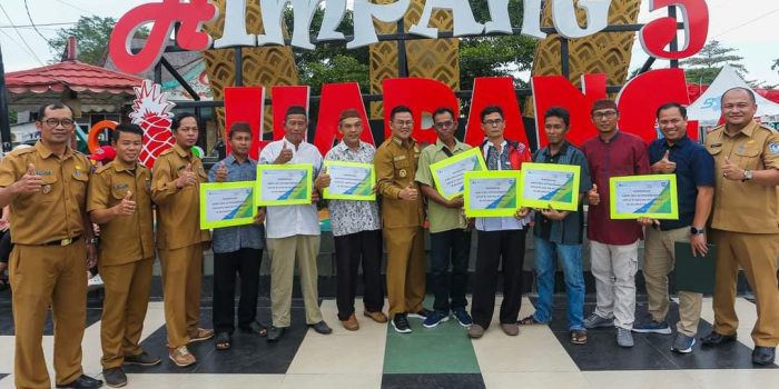 Wujudkan Komitmen, Riza Herdavid Berikan Perlindungan Sosial Terhadap Ketua RT dan RW di Toboali