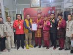 Pasukan Banteng Moncong Putih Masuki Perkarangan KPU Kota Pangkalpinang