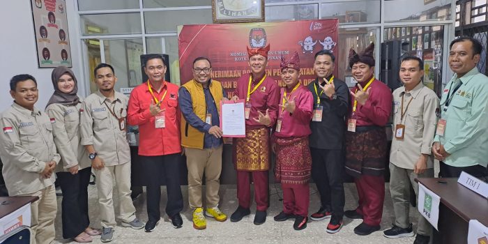 Pasukan Banteng Moncong Putih Masuki Perkarangan KPU Kota Pangkalpinang