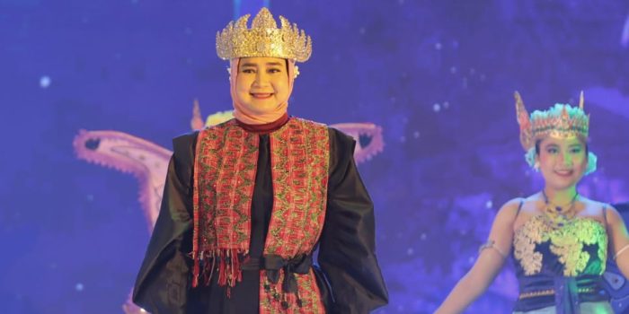 Ketua Dekranasda Prov Lampung Dapat Kehormatan Tampilkan Tapis pada Fashion Show dalam Rangka HUT Dekranas ke-43 di Medan