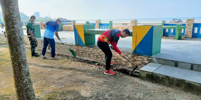 Ikuti Gotong Royong di Kampung Iklim Teluk Rubiah, Kabag Ops Polres Babar: Semoga jadi Daya Tarik Wisata