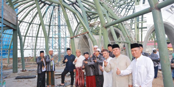 Mie Go Beserta Rombongan Tinjau Pembangunan Masjid Agung Kubah Timah,54 Persen Sudah Terealisasi