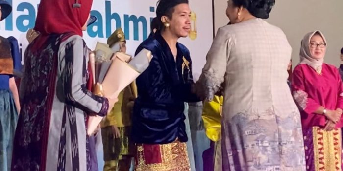 Maharoepa, Seniman Asal Bangka Berpenampilan Unik Berwarna Biru Melambang kan Hasil Laut Babel