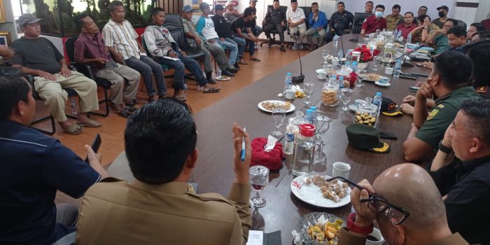 Rapat Audiensi Berlangsung di Ruang Kantor Bupati