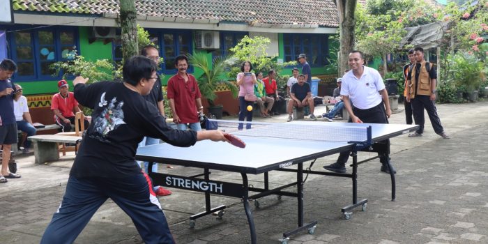 Pererat Sinergitas, Kapolres Metro Ikuti Pertandingan Persahabatan Tenis Meja Bersama Tokoh Agama