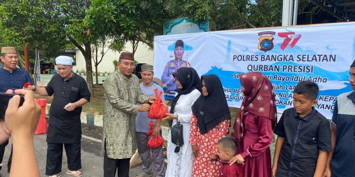 Polres Bangka Selatan Bagikan Ratusan Kupon Daging Qurban ke Masyarakat 