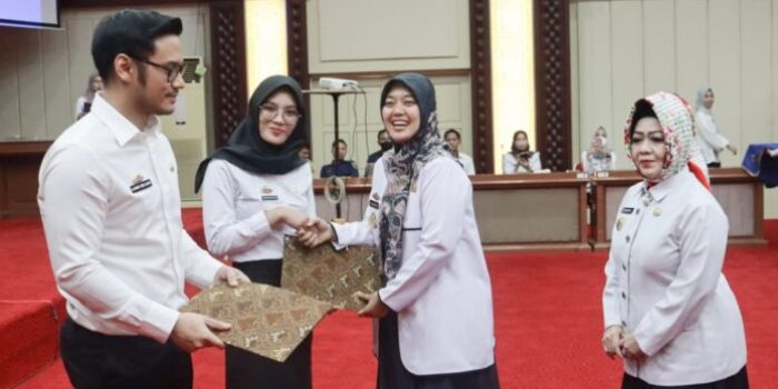 Chusnunia Chalim Serahkan Petikan Surat Keputusan Gubernur Tentang Pengangkatan P3K 
