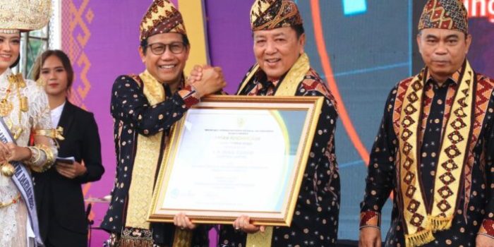Gubernur Lampung Menerima Penghargaan Lencana Pembina Tingkat Provinsi dari Menteri Desa