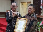 Fahrizal Darminto Sekda Lampung Mewakili Gubernur Serahkan Piagam dan Tali Asih 