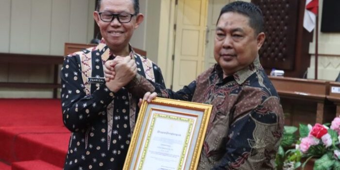 Fahrizal Darminto Sekda Lampung Mewakili Gubernur Serahkan Piagam dan Tali Asih 