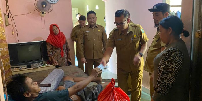 Walikota Pangkalpinang Berikan Bantuan Kepada Riduan Penderita Kangker Testis