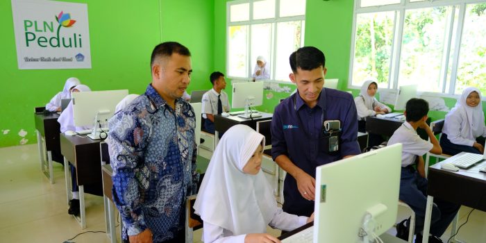 PLN Hadirkan Fasilitas Komputer untuk Siswa/i di SMPN 3 Kelapa, Dukung Digitalisasi Pendidikan