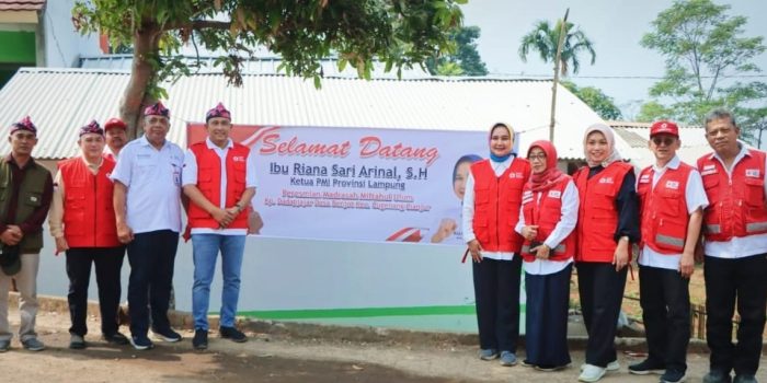 Ketua PMI Provinsi Lampung Serahkan Bantuan Kepada Warga Masyarakat Korban Bencana Alam Kampung Dadap Jajar