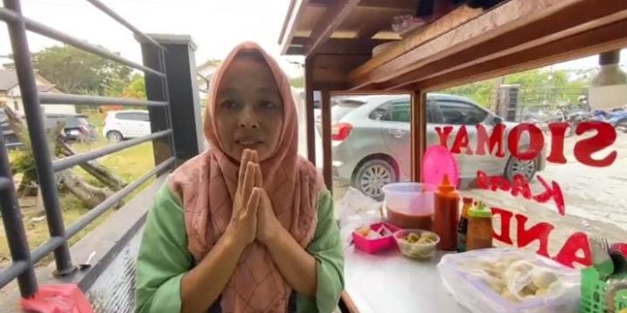 Program Gerobak Sore, Dagangan Siomay Ibu Lilis Diborong Habis oleh Kapolres Babar