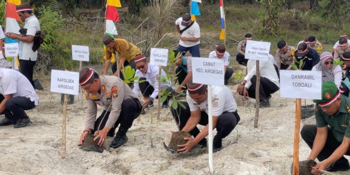 Lestarikan Negeri, Polsek Air Gegas Tanam Ratusan Pohon