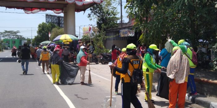 Pasukan Kuning DLH Pangkalpinang Sat-Set Bersihkan Sampah Hari Ketiga Karnaval