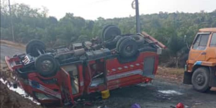 Mobil Damkar Basel Terbalik Di Airbara