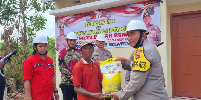 Kapolres Basel Serahkan Kunci Rumah Kepada Keluarga Mian