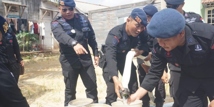 Kemarau dan Krisis Air Bersih, Brimob Polda Babel Salurkan 5000 Liter Air ke Warga