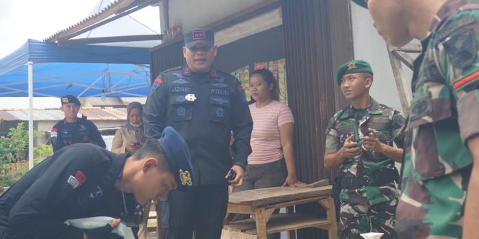 Sat Brimob Polda Babel bersama Yonif 147 KGJ Bagikan Air Bersih ke Warga