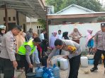 Polres Bangka Barat Salurkan Air Bersih ke Rumah Warga