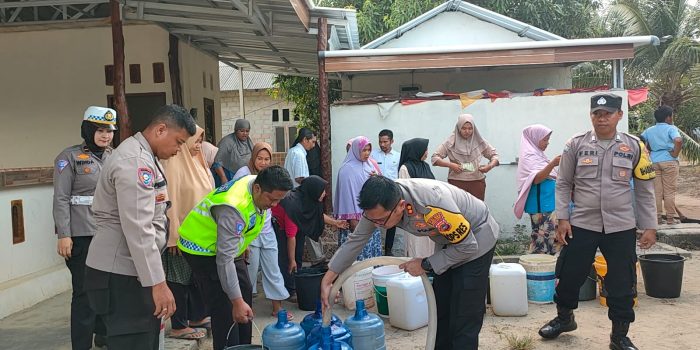 Polres Bangka Barat Salurkan Air Bersih ke Rumah Warga