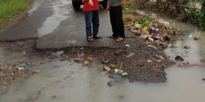 Watoni Noerdin Anggota Fraksi PDI Perjuangan DPRD Prov Lampung Tinjau Gorong-gorong Amblas di Marga Punduh