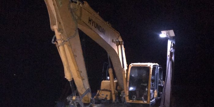 Aktivitas Bongkar Muat Alat Berat Jenis Excavator Lalui Jalur Tikus Desa Sadai dan Penutuk
