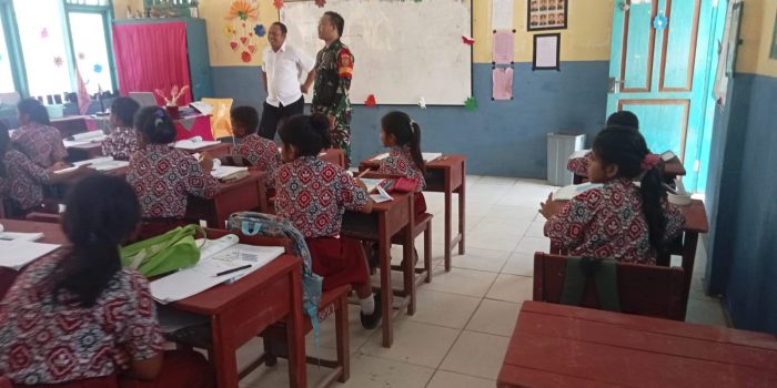 Pratu Tommy Berikan Edukasi Kepada Siswa SDN 1 Pongok Tentang Wawasan Kebangsaan