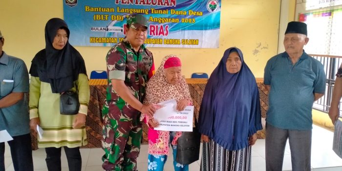 Didampingi Babinsa Toboali, Penyaluran BLT DD Desa Rias Berjalan Lancar